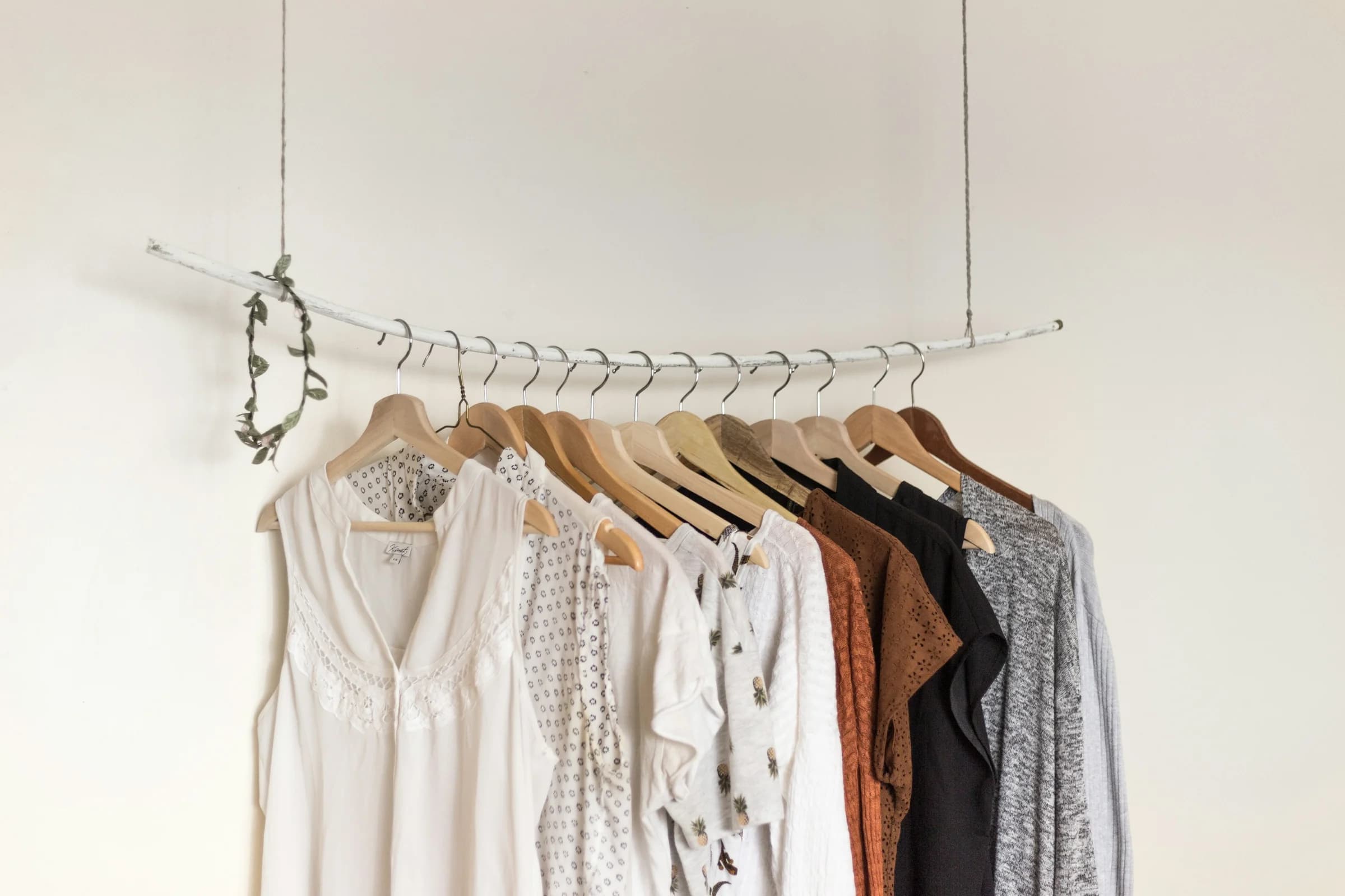 Blusas blancas colgadas en un perchero