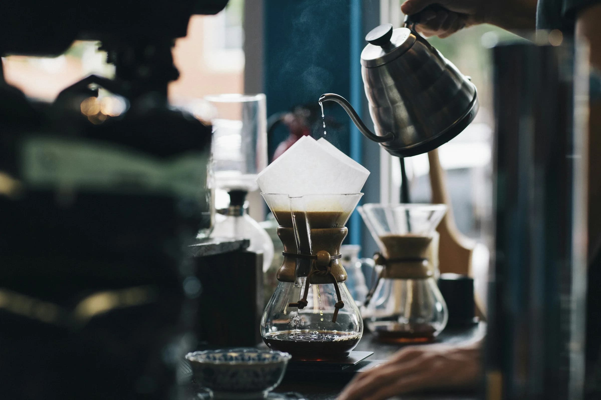 Barista preparando café de filtro