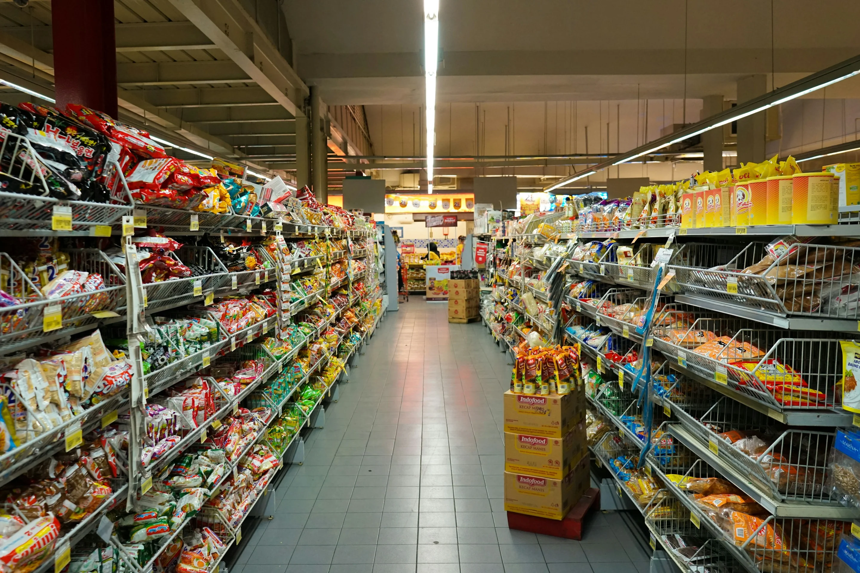 Pasillo de una tienda con anaqueles llenos de productos