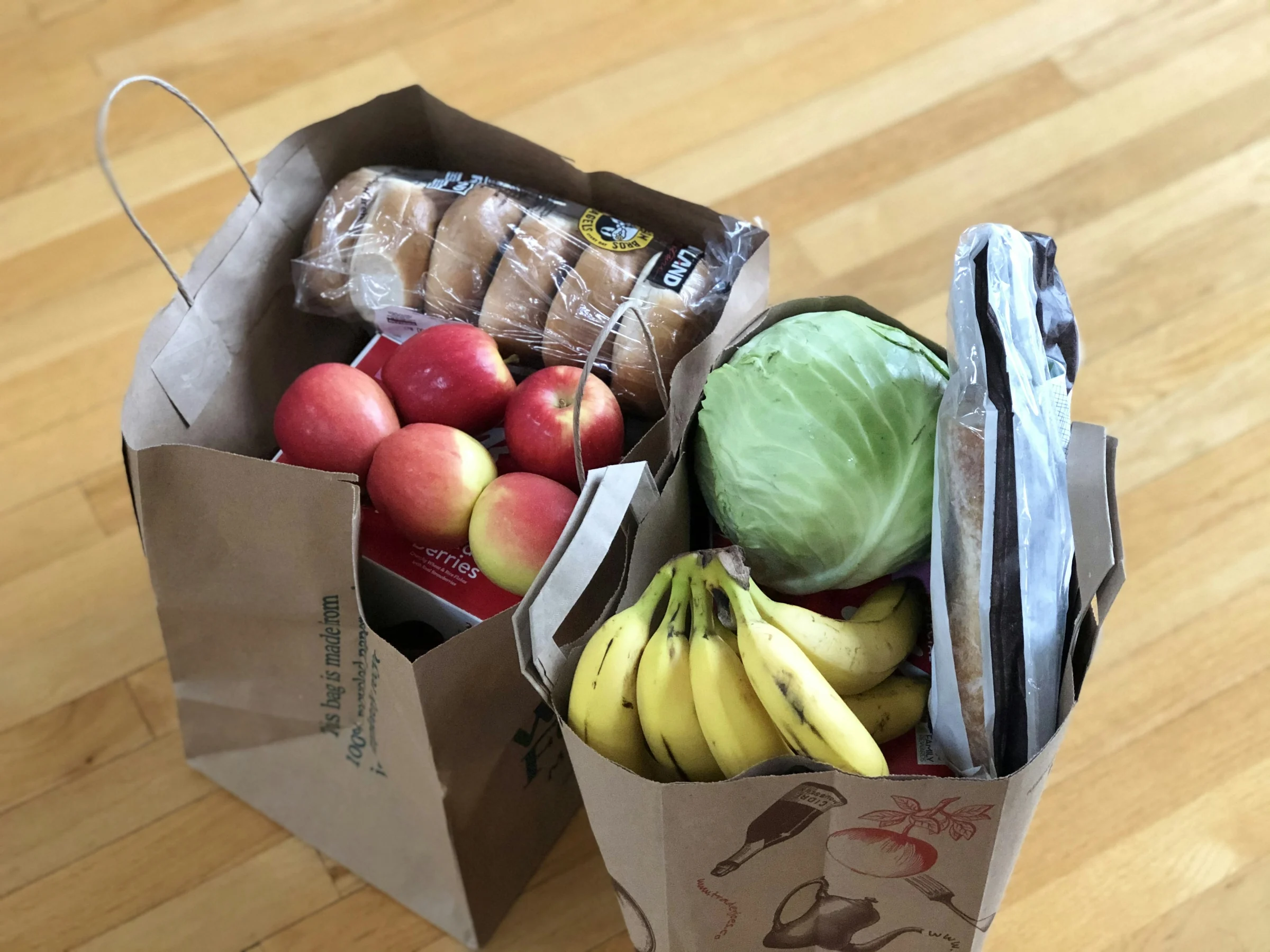 Bolsa de compras con frutas, pan y verduras