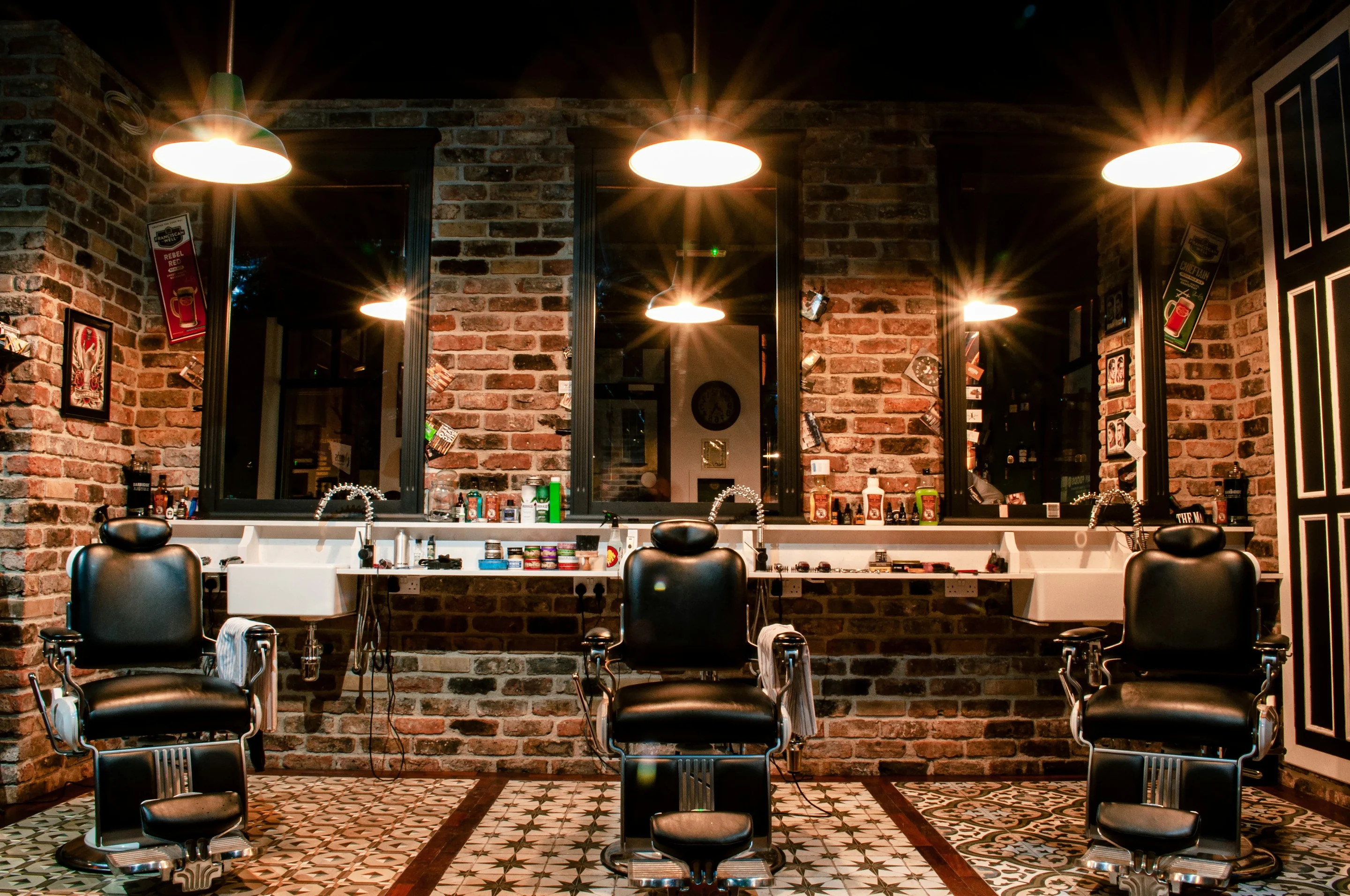 Interior de una barbería con sillas clásicas de piel y luces cálidas