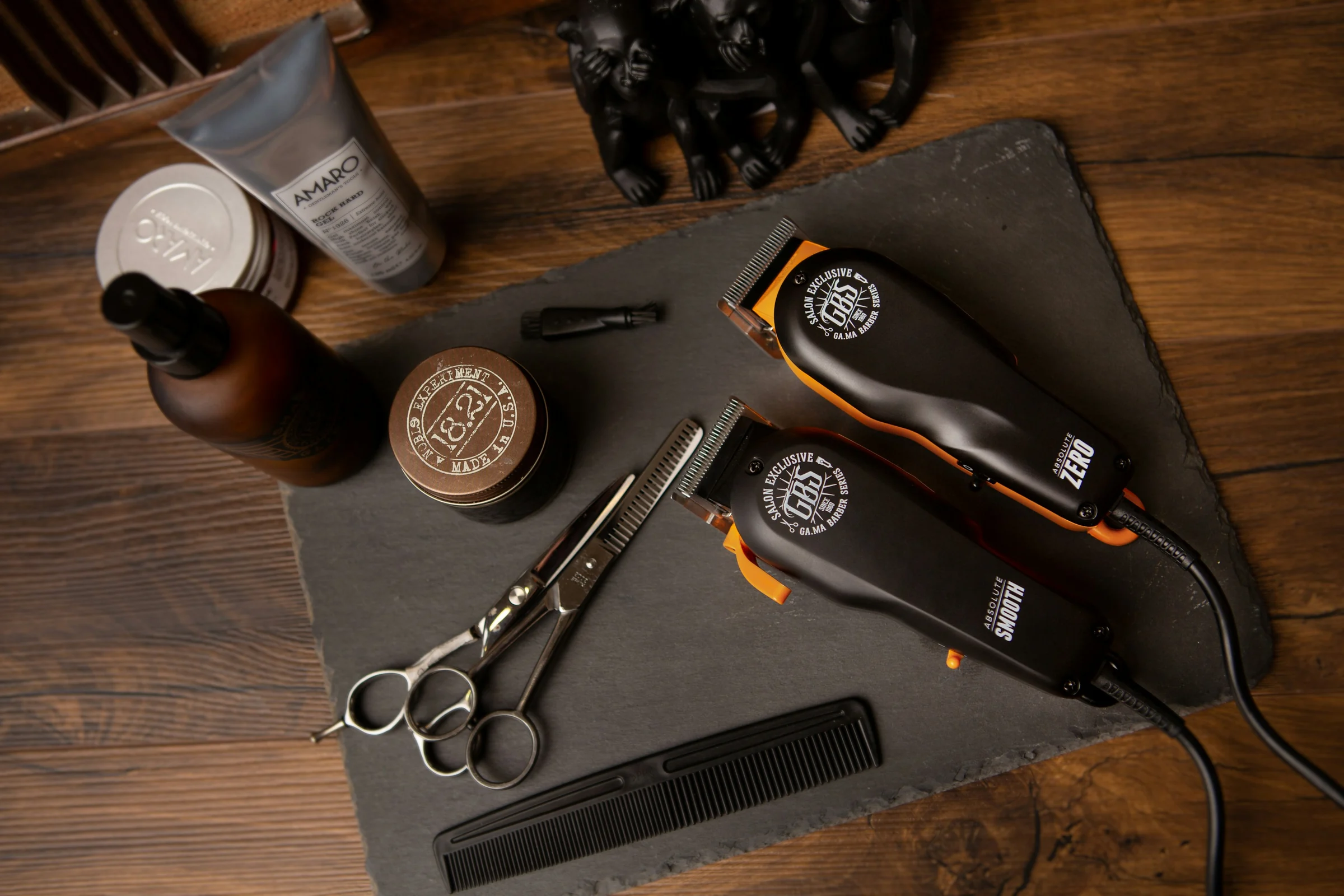 Máquinas, tijeras y peines de barbería sobre una mesa de madera