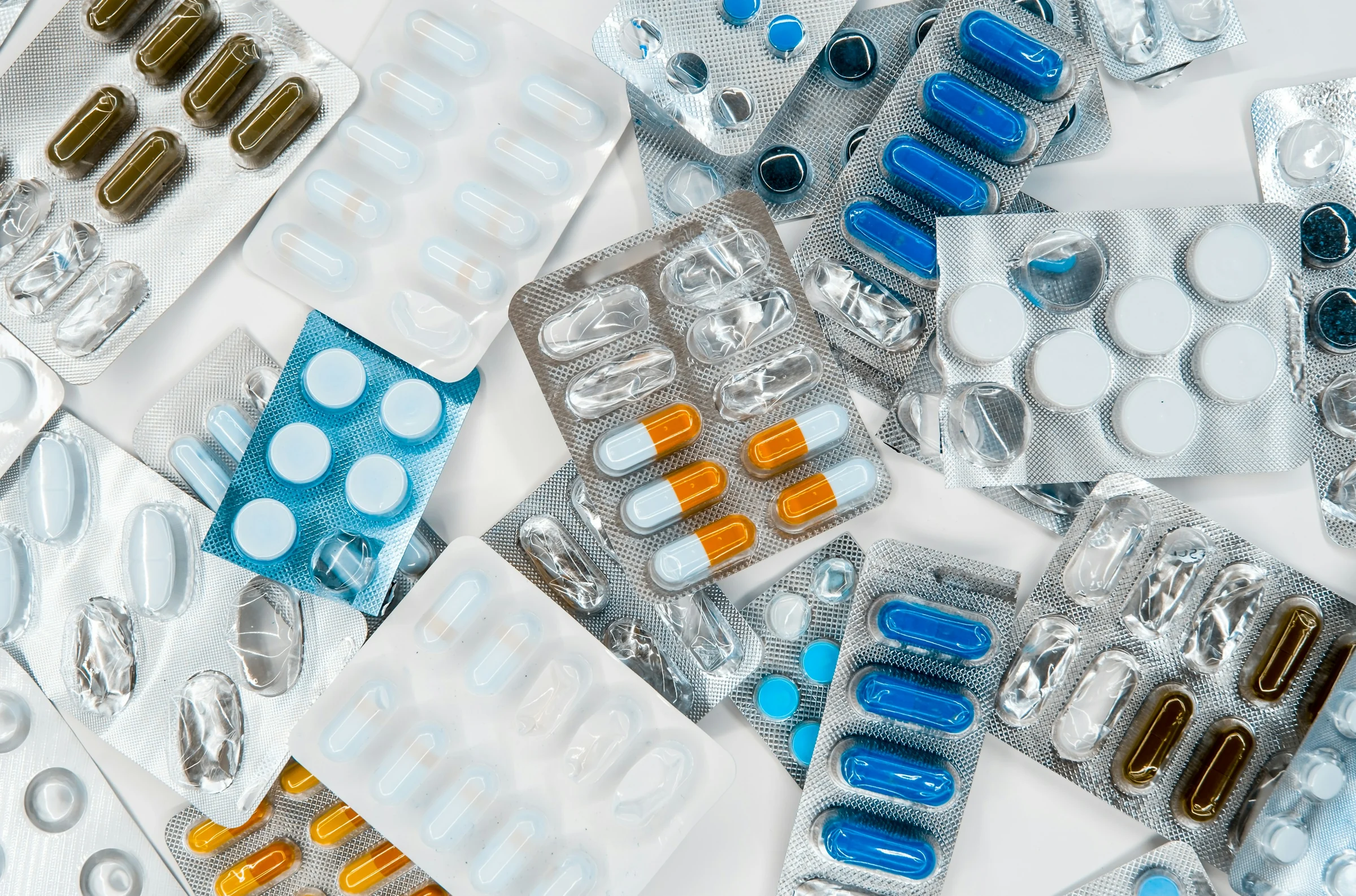 Medicamentos en blíster de distintos colores