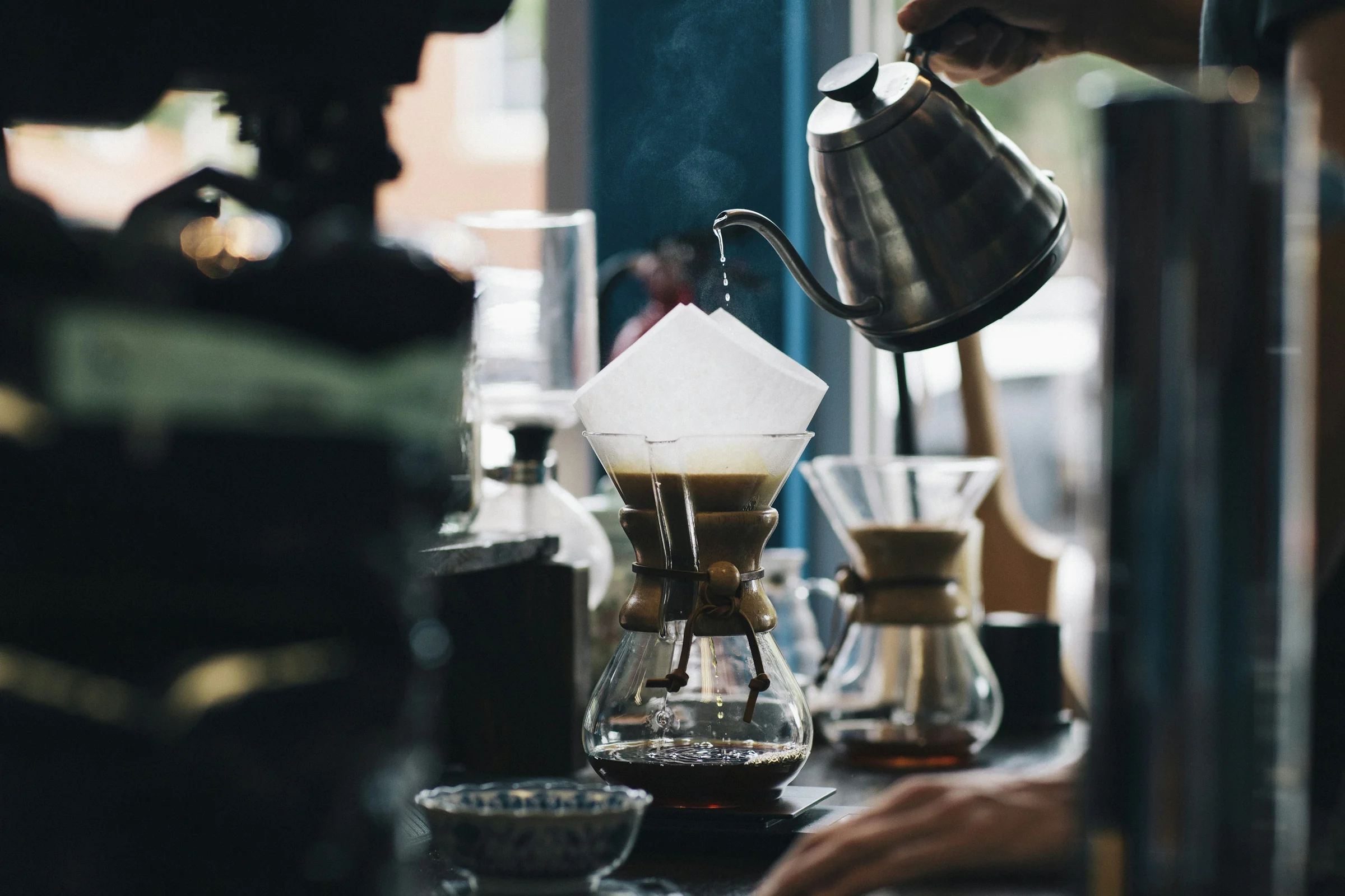 Barista preparando café de filtro